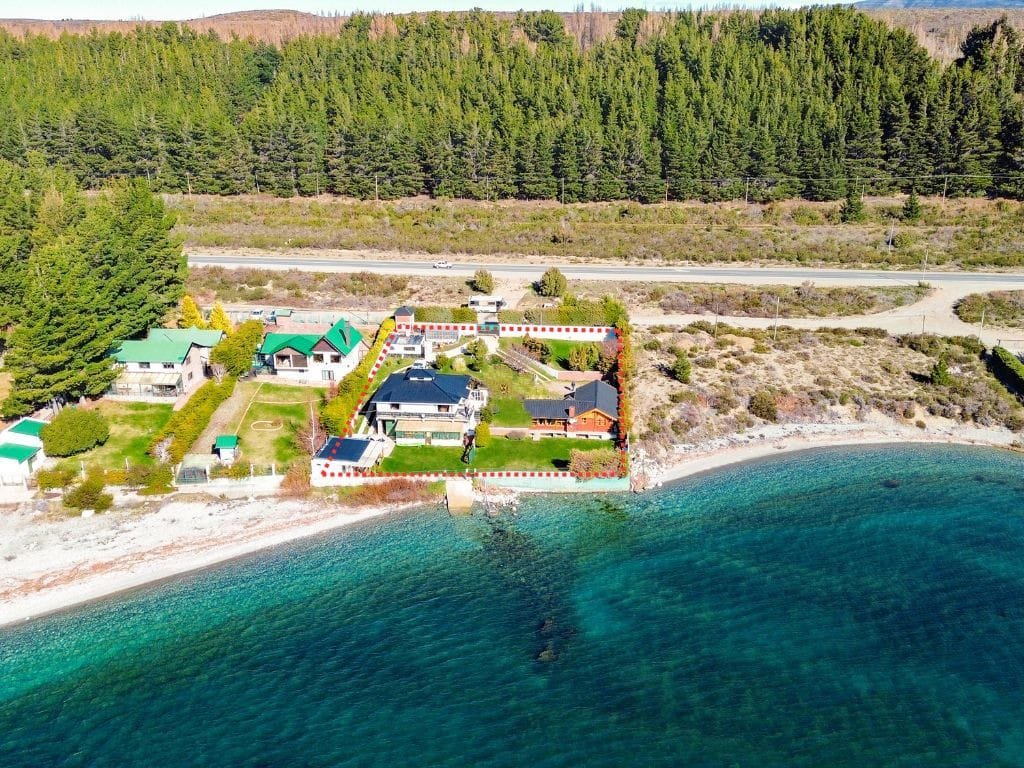 Conjunto de casas con costa de Lago Nahuel Huapi